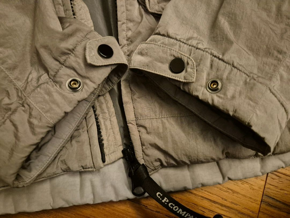 CP컴퍼니 22FW 나일론메탈 에코크롬R 경량패딩 펄그레이 M 백화점정품--5
