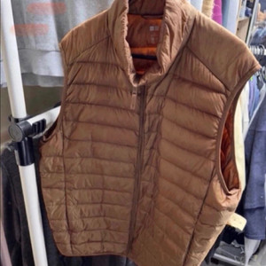 유니클로 남성 경량 패딩 조끼 XL 이미지