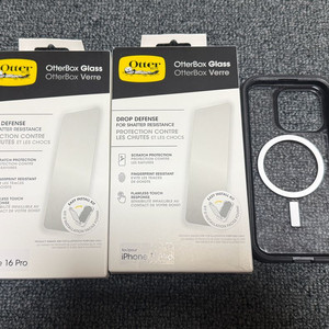 오터박스 Defender XT 맥세이프 아이폰16 프로 & 오터박스 강화유리 2ea 일괄 팝니다.
