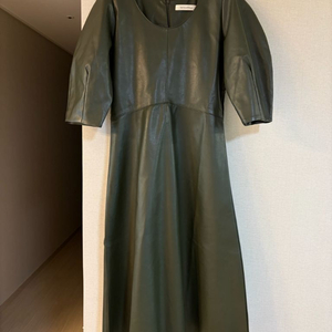 카키 페이크레더 퍼프 소매 원피스