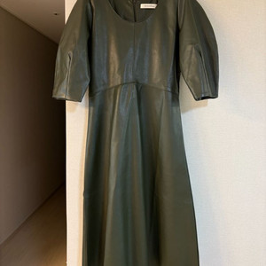 카키 페이크레더 퍼프 소매 원피스