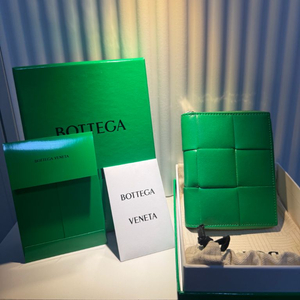 보테가베네타 카세트 지퍼반지갑 그린
