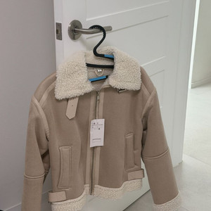 연베이지 스웨이드 무스탕 이미지