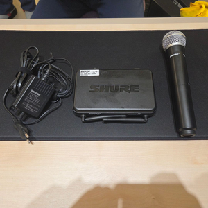 SHURE 슈어 무선 마이크 세트 팝니다.(SVX4-X9)