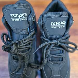 블랙 컬러의 안전화 겸 부츠