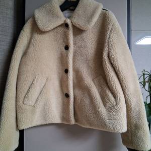 gabriel.lee 브랜드의 베이지색 양털 자켓