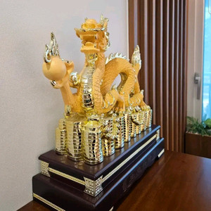 황금 용 조각상 장식품(기운있는 용)