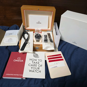 오메가 다이버 300 블랙 210.30.42.20.01.001 판매합니다.