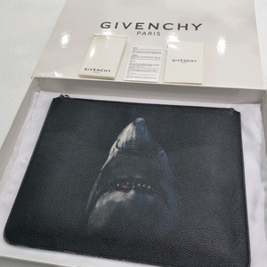 정품 지방시 샤크 클러치백 블랙