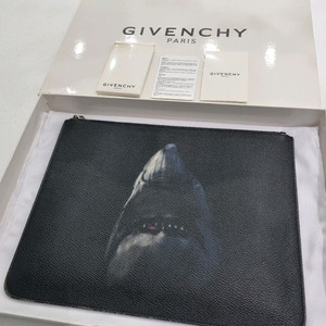 정품 지방시 샤크 클러치백 블랙