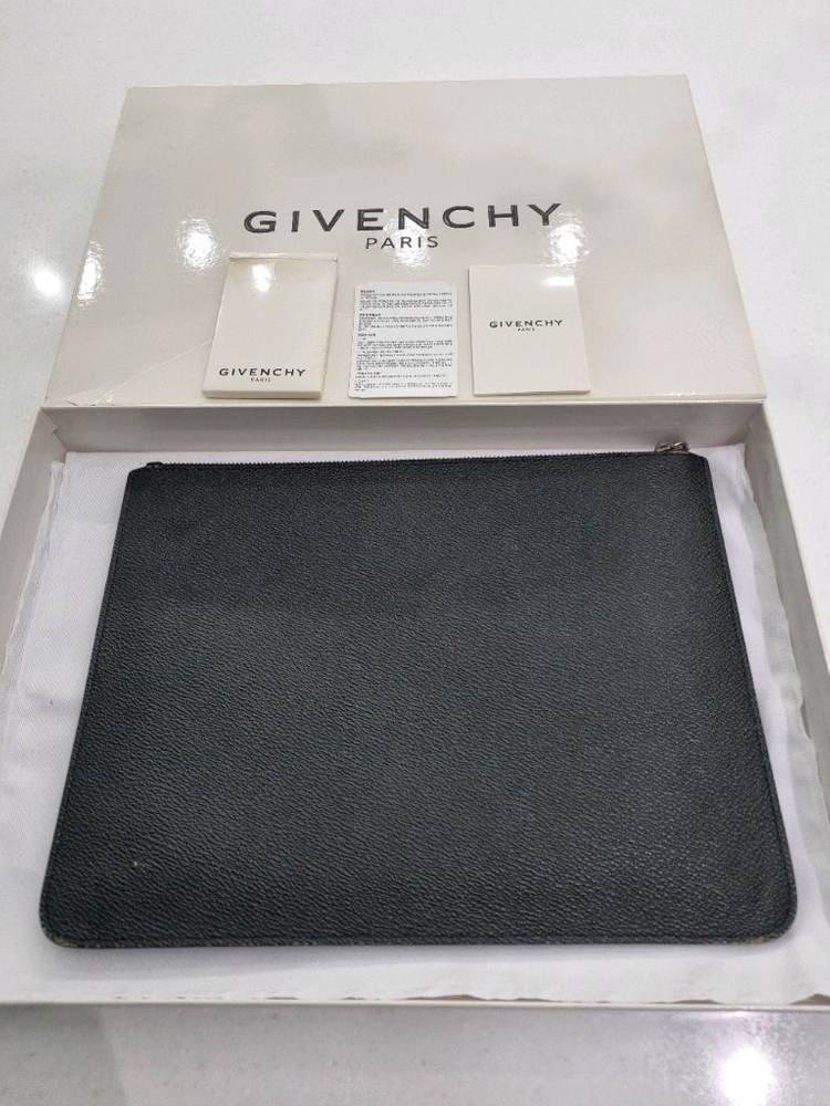 정품 지방시 샤크 클러치백 블랙--1