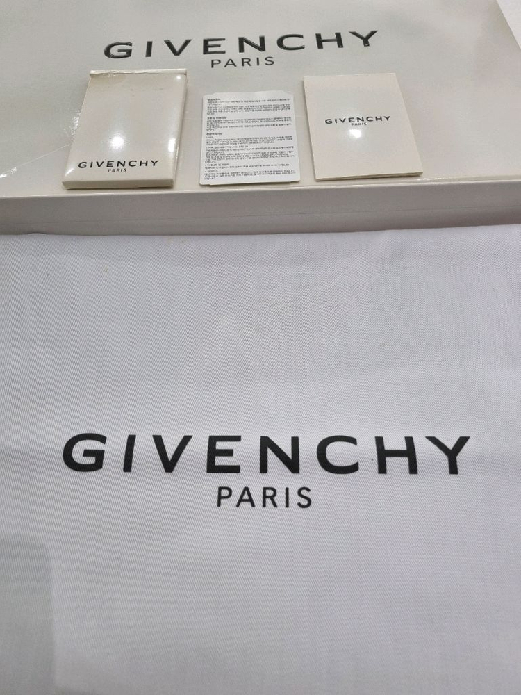 정품 지방시 샤크 클러치백 블랙--3