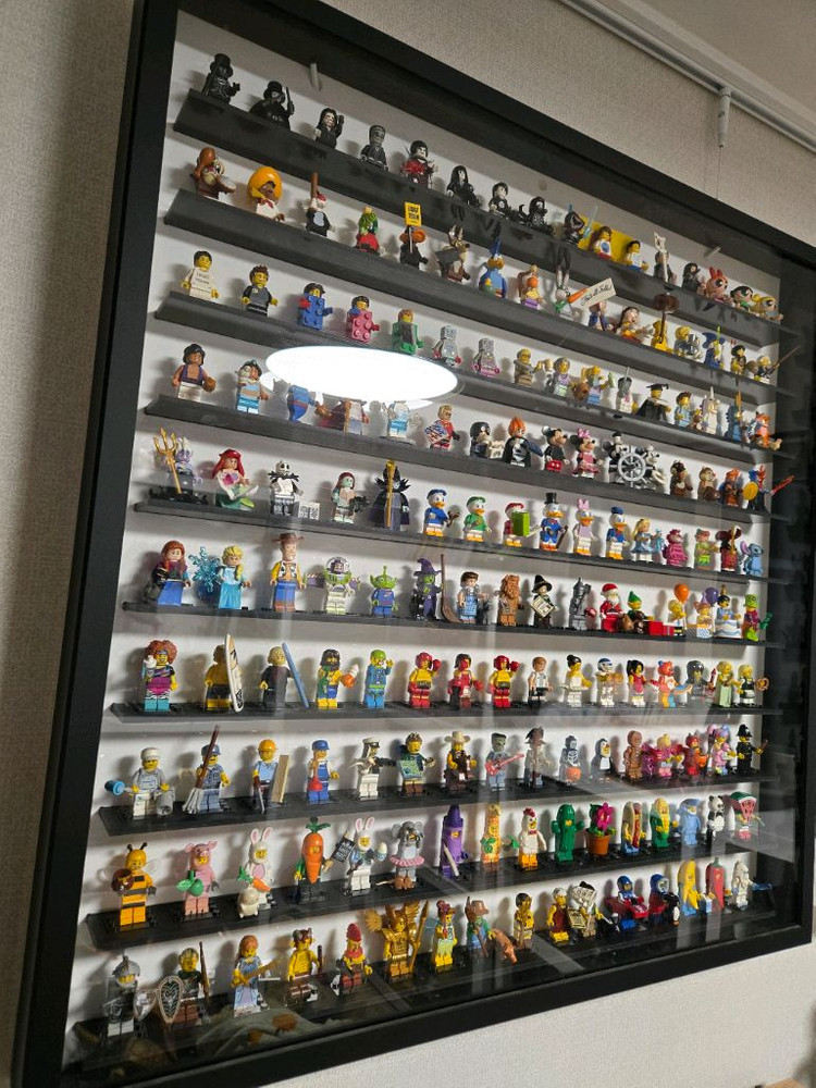 레고 미니피규어 및 160칸 액자 일괄로 팝니다--0