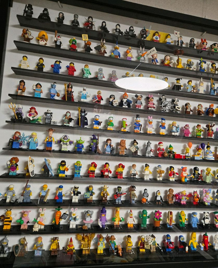 레고 미니피규어 및 160칸 액자 일괄로 팝니다--1