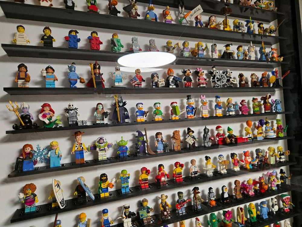 레고 미니피규어 및 160칸 액자 일괄로 팝니다--5