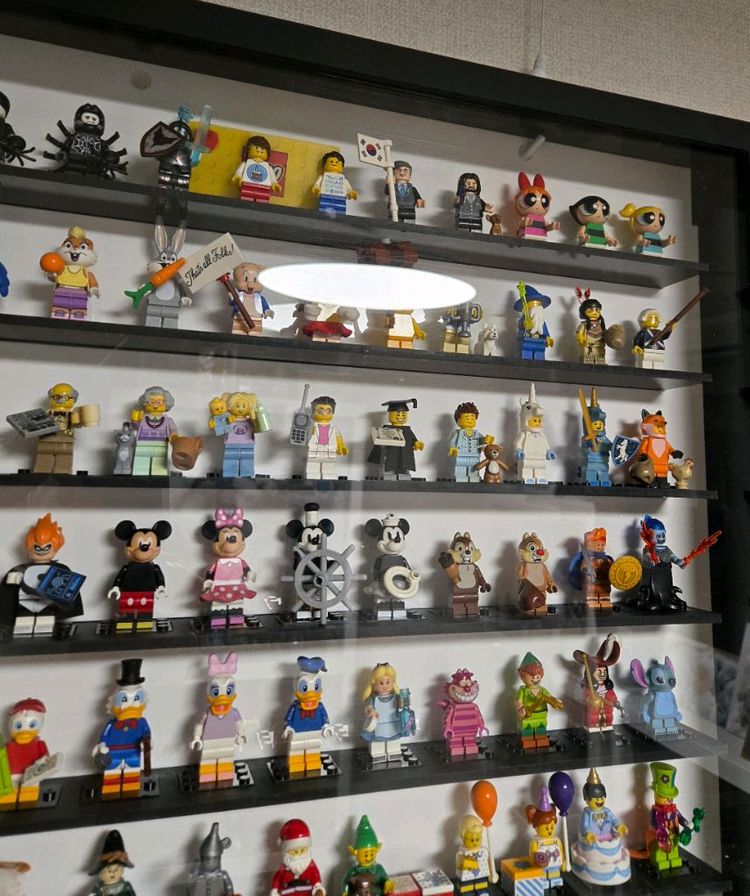 레고 미니피규어 및 160칸 액자 일괄로 팝니다--8