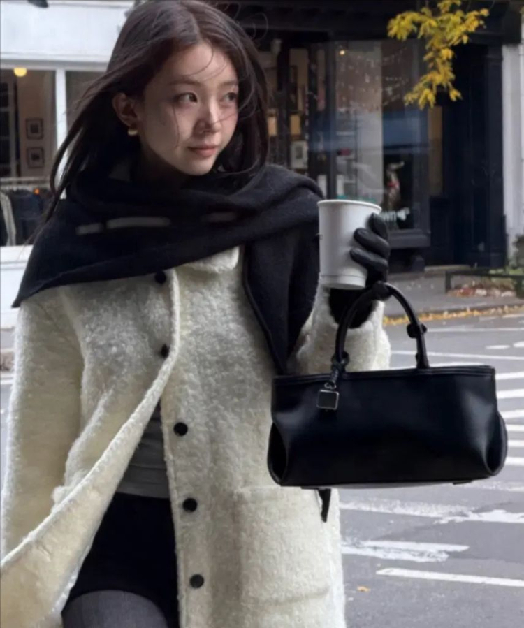 유이니 마크들리 딥뮤즈 조이드비비에 아루드 비애브선트마인디드 미닝아웃 가내스라 윈아웃 메이비베이비 리넨느 어텀 라룸--4