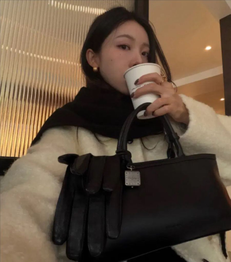 유이니 마크들리 딥뮤즈 조이드비비에 아루드 비애브선트마인디드 미닝아웃 가내스라 윈아웃 메이비베이비 리넨느 어텀 라룸--5