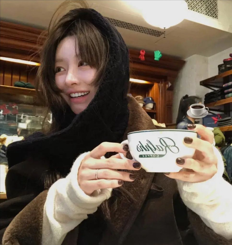 마크들리딥뮤즈조이드비비에미닝아웃모어댄예스터데이아뜰리에에디션아키텍트모노심슨미뉴에트므앤아루드그랑블룸비애브선트마인디드라룸--2