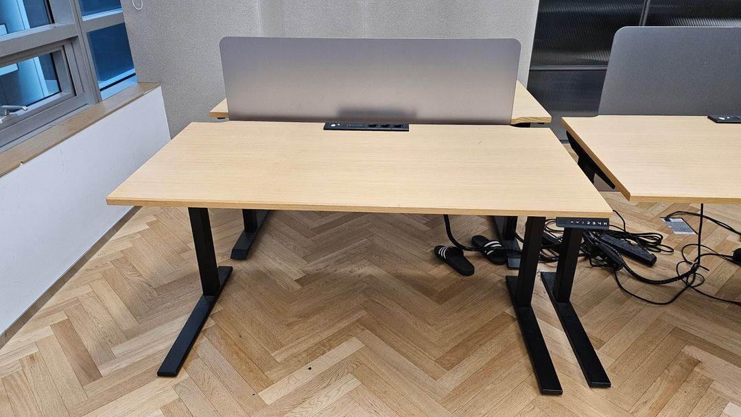 우피아전동 높이조절 책상1500--1