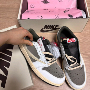 나이키 에어 조던 트래비스 스캇 모카 이미지