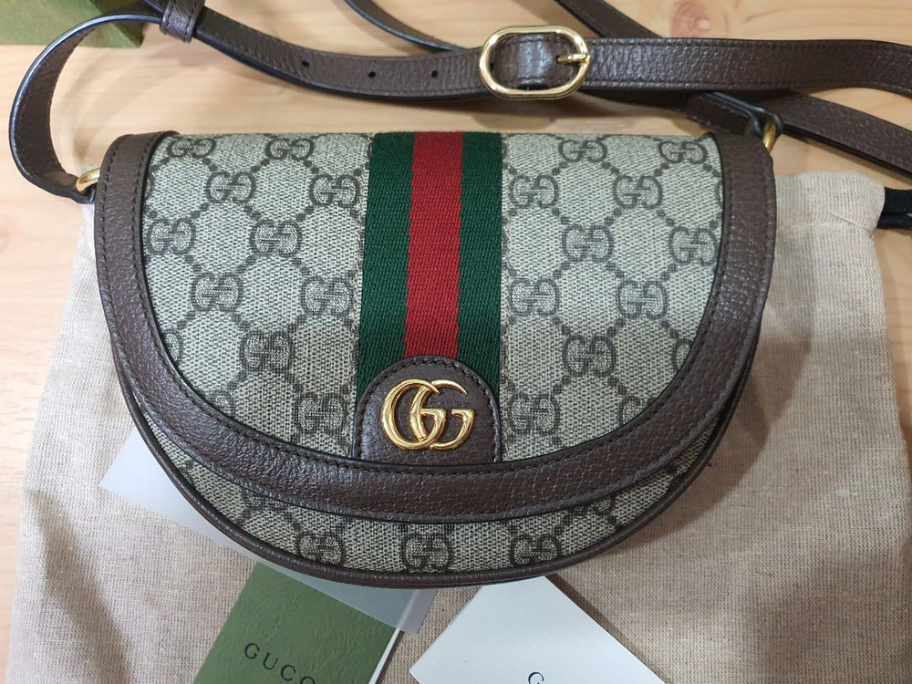 구찌 오피디아 GG수프림 반달 미니 크로스백--2