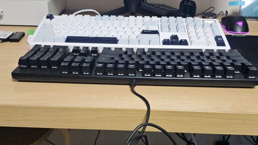 앱코 레인보우 무빙 LED 기계식 유선 키보드 K570 적축--5