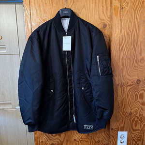 발렌티노 23 f/w VLTN 봄버 자켓 판매 합니다.