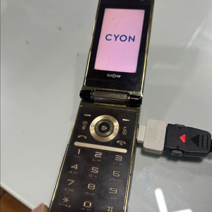 CYON 싸이언 폴더폰 피쳐폰 핸드폰 휴대폰 수집용 이미지