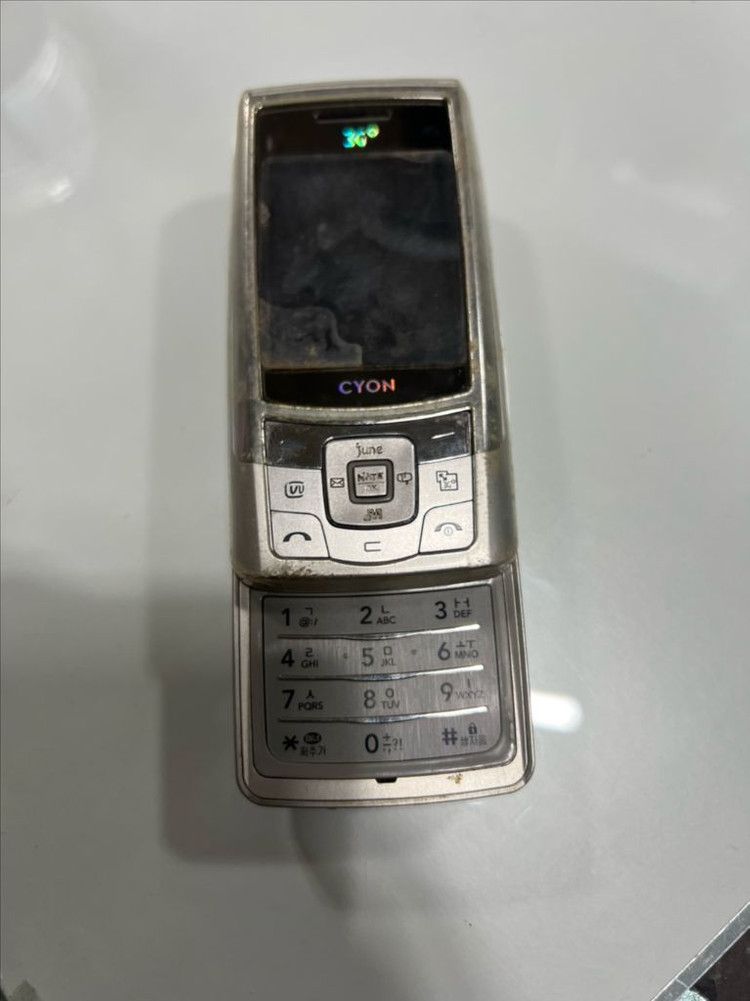 CYON 3G폰 실버 (구형폰) 핸드폰 폴더폰 수집용 소품용 이미지