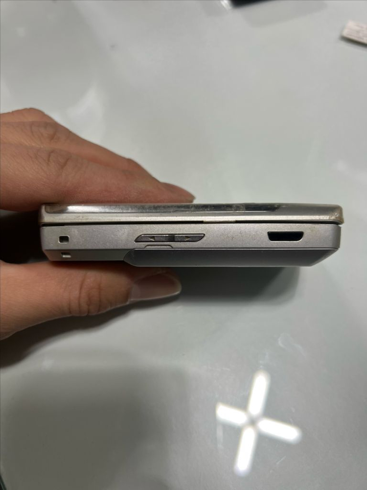 CYON 3G폰 실버 (구형폰) 핸드폰 폴더폰 수집용 소품용 이미지