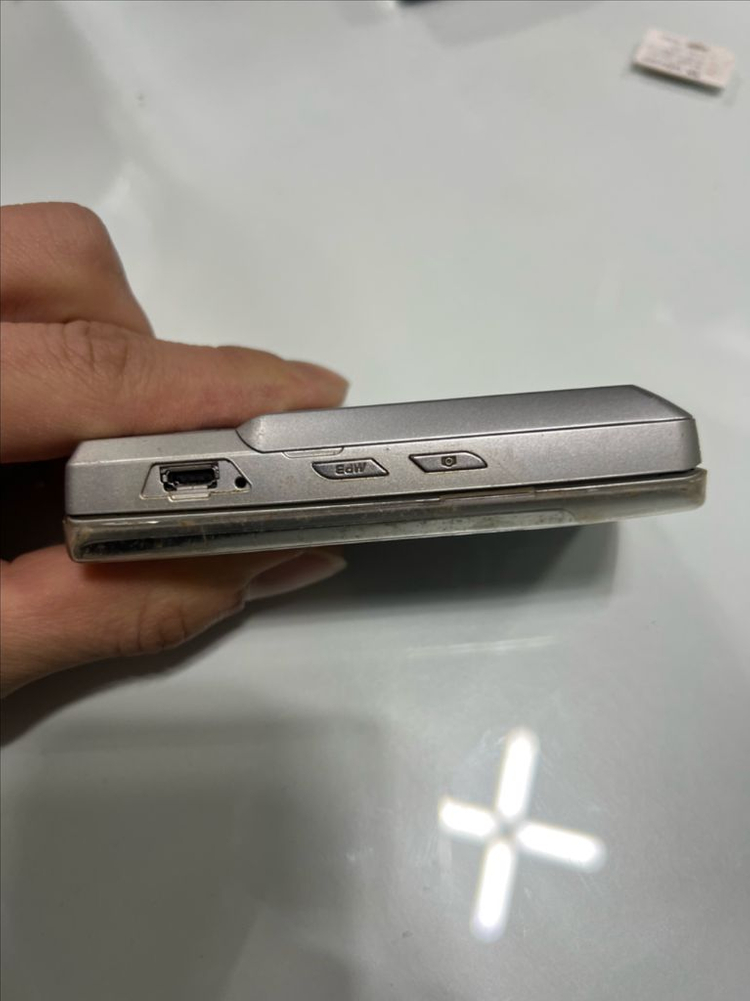 CYON 3G폰 실버 (구형폰) 핸드폰 폴더폰 수집용 소품용 이미지