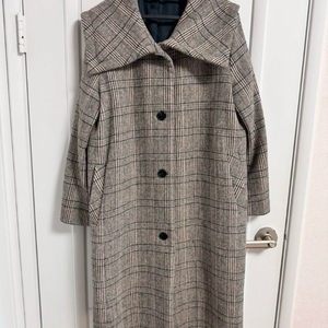 에잇세컨즈 체크 카라 코트