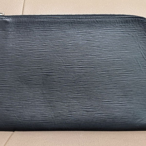 루이비통 에피 에삐 포쉐트주르PM 클러치