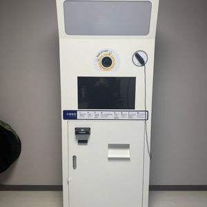 포토 키오스크. 인생네컷. 무인 셀프 사진.