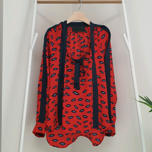 럭키슈에뜨 립프린트 리본블라우스