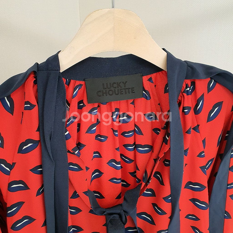 럭키슈에뜨 립프린트 리본블라우스--2