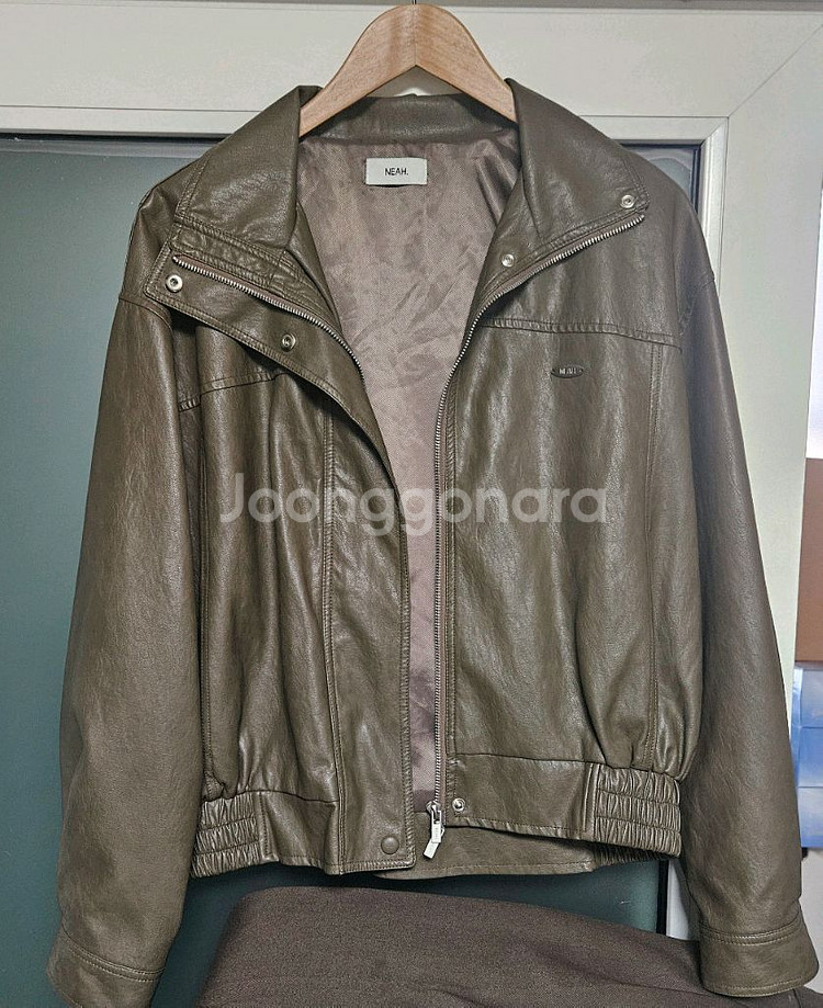 98도씨 니아 크랙 하이넥 레더 자켓--9