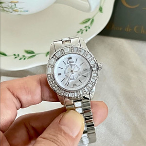 디올 화이트 크리스탈 다이아 베젤 시계 / 정품감정 . 케어