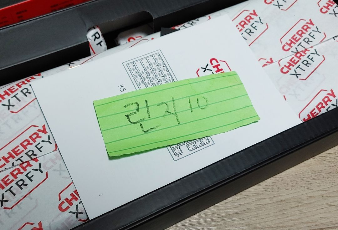 체리 엑스트리파이 XTRFY K5 PRO TMR 8K 65% 자석축 게이밍 키보드 (블랙) 풀박스 팝니다 이미지