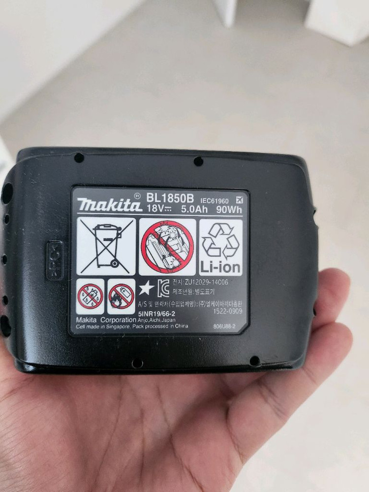 마끼다 18V 리튬이온 배터리 새것--1