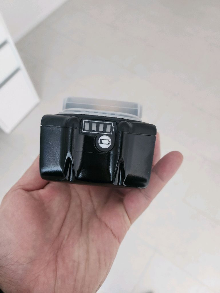 마끼다 18V 리튬이온 배터리 새것--2