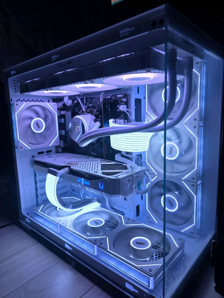 라이젠7 7800X3D 2TB RTX5070 컴퓨터 이미지