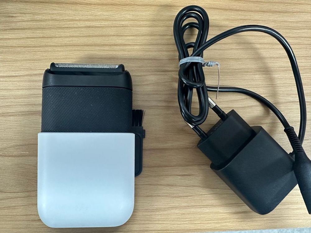 브라운 휴대용 전기 면도기--2