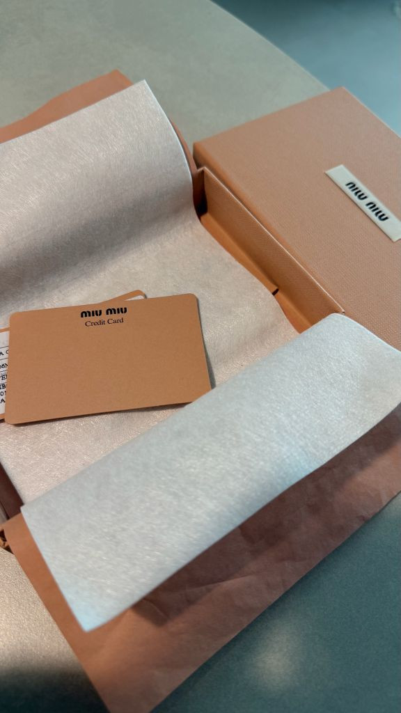 미우미우 마테라쎄 카드지갑 이미지