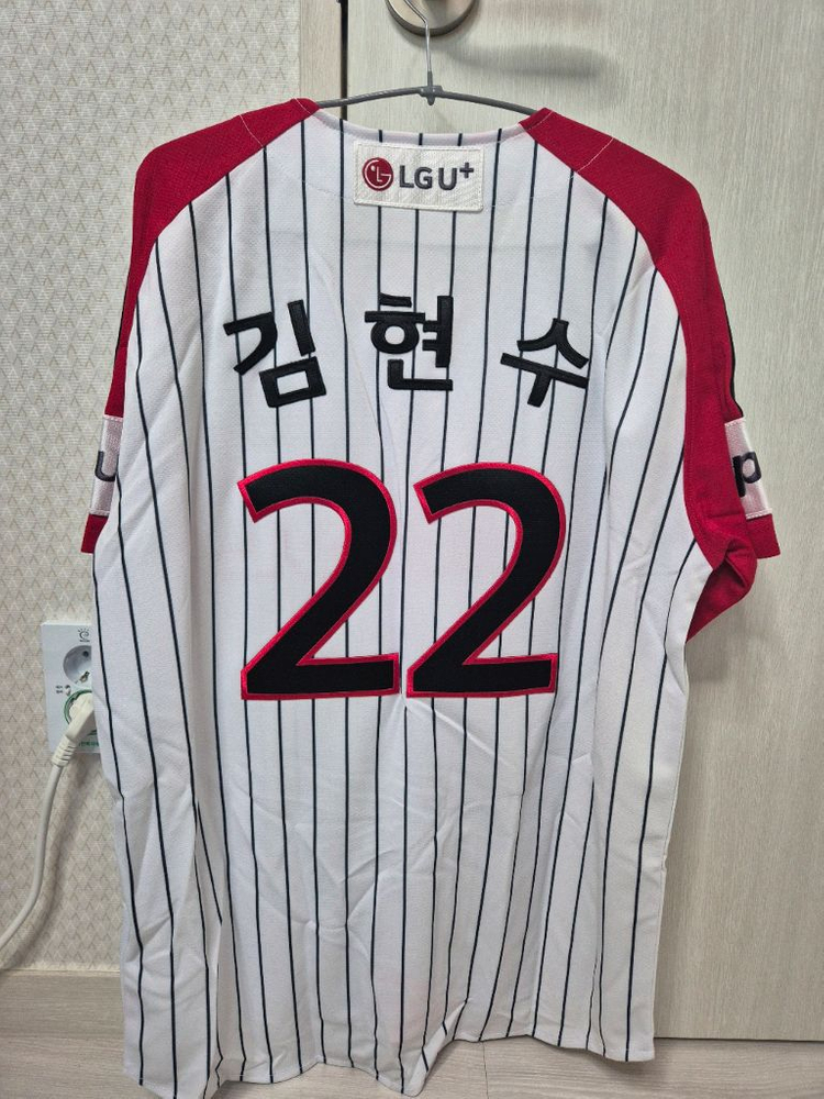 LG트윈스 선데이유니폼 김현수마킹 텍제거안한 새상품팝니다.105사이즈--1