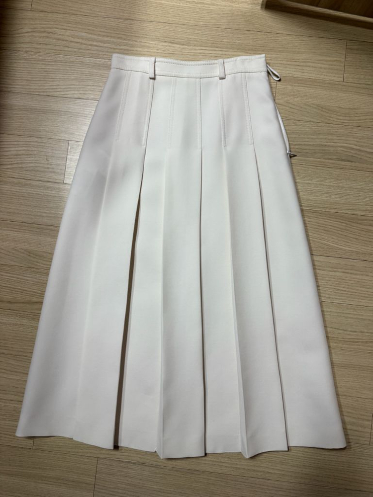 구찌 아이보리 플리츠 스커트 36사이즈. 정품, 새상품+벨트포함--1
