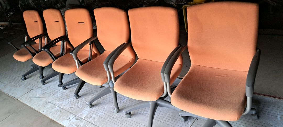 다원사무용의자 오렌지색회전의자 천의자 패브릭바퀴의자--1