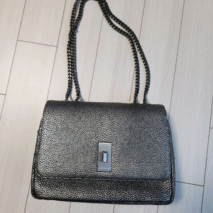 새상품급)쿠론 체인백 크로스백여러 중고사이트에도 같이 판매하고 있어서 삭제되면 팔린거에요~오염 하자 바닥닳음 없이