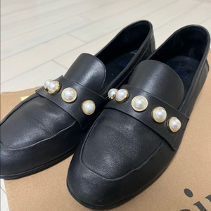 슈콤마보니 진주 장식 로퍼